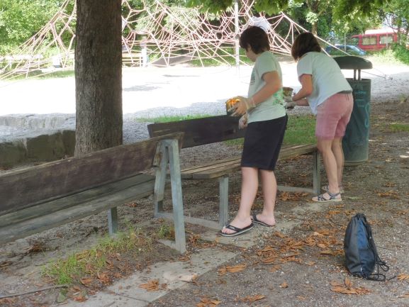 Stefi mit Sohn beim Streichen